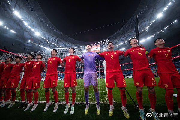 今年夏天，当拜仁与沃克接触之后，瓜迪奥拉亲自说服沃克留下。